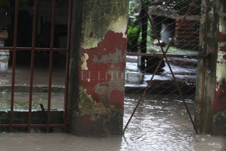 ELLITORAL_210750 |  Mauricio Garín Inundado. El vecino sufrió las consecuencias del ingreso de agua a su vivienda, en barrio Pompeya.