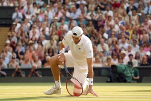 dpa En la primera semifinal, el sudafricano Kevin Anderson y el estadounidense John Isner jugaron seis horas y 36 minutos y un quinto set de 50 juegos para firmar el tercer partido más largo en la historia del tenis.