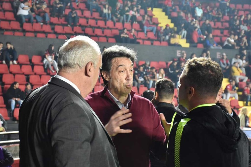 ELLITORAL_254081 |  Manuel Alberto Fabatía Costumbre copera. El brasileño Pita, veedor oficial de habilitaciones de la Conmebol, dialoga con el vice Horacio Darrás y con Norberto  Beto  Gaitán antes del partido de la Sudamericana. Colón fue elogiado por su infraestructura y por el montaje del Cementerio de los Elefantes para el cruce de octavos de final.