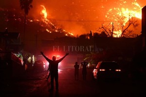 ELLITORAL_198621 |  Internet Incendio de Thomas, California.