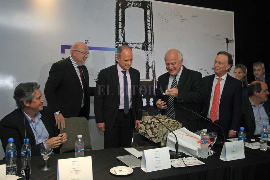 ELLITORAL_188880 |  Pablo Aguirre El gobernador dijo que Santa Fe viene con un ambicioso plan y promete repetirlo en los próximos tres años. Hubo reconocimiento de los empresarios al mandatario.