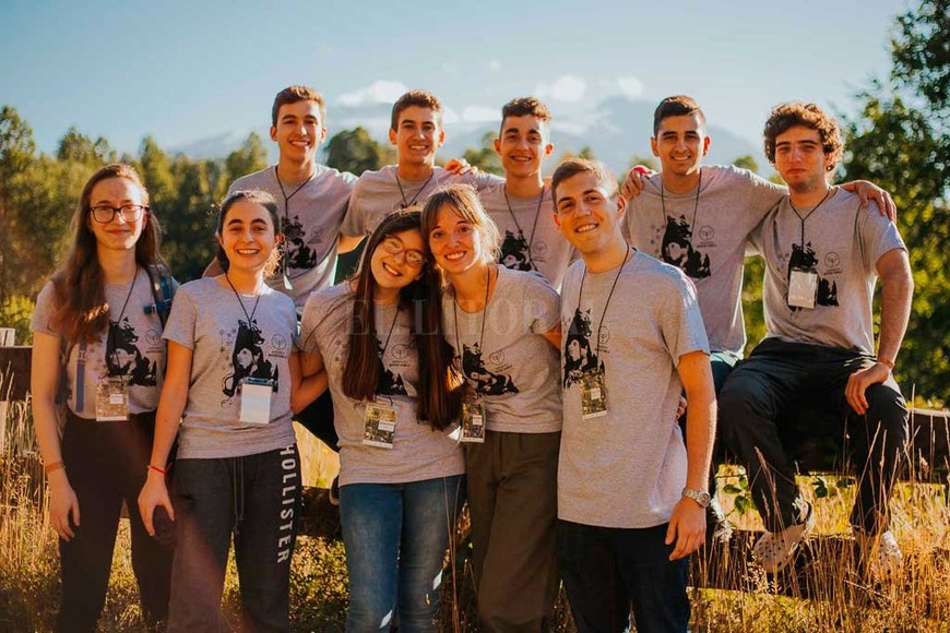 ELLITORAL_206860 |  Gentileza Equipo argentino. De la cita científica representaron al país 10 jóvenes, el único santafesino fue Francois.