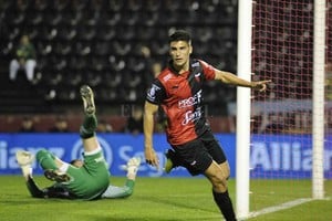 ELLITORAL_222594 |  Marcelo Manera Abierto y cerrado. El gol de  Legui  durante los 90 minutos reglamentarios ante San Lorenzo en cancha de Newell?s fue la contracara del penal errado en la definición que lo dejó afuera a Colón de la Copa Argentina. Con Correa afuera, todas las miradas están en el  9 . Primero, parecía que estaba descartado; ahora, lo vieron mucho mejor y lo van a esperar.