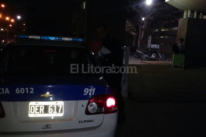 ELLITORAL_162311 |  Danilo Chiapello Anoche personal policial llegó hasta el nosocomio para interiorizarse sobre el estado de salud del chico baleado.