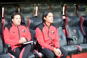 Archivo El Litoral Es tu hora Pablo. Bonaveri, al lado de Marcelo Goux, el día que tomaron el equipo ante la salida de Julio Comesaña. Si bien dirigirá la Reserva, será un muy buen desafío este partido por la Copa Santa Fe ante Argentino de San Carlos.