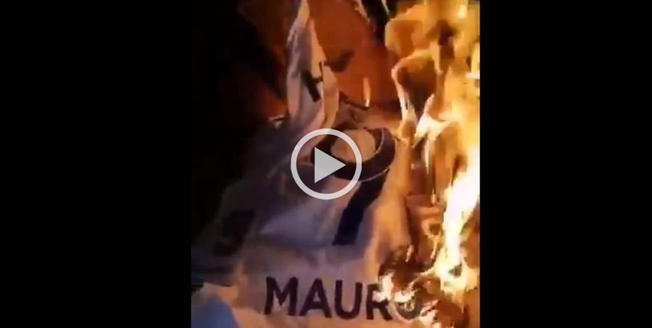 Un hincha de Vélez quemó la camiseta de Zárate