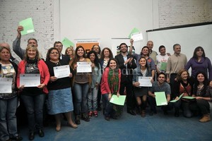 Gentileza Prensa Municipalidad Recibidos. Fueron 12 los emprendedores que recibieron sus certificados del curso de formación laboral. Provincia adelantó que otorgará $ 300 mil para cooperativas de trabajo.