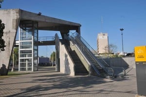 ELLITORAL_207640 |  Flavio Raina Fuera de servicio. Tanto el ascensor como la escalera mecánica del puente peatonal de avenida 27 de Febrero están sin uso hace tiempo.