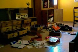 Gentileza El estado en que quedaron los ambientes tras el paso de los ladrones.