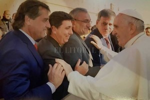 Captura de Facebook Los senadores Danilo Capitani, Rubén Pirola, Alcides Calvo y Emilio Jatón, junto al Papa Francisco.