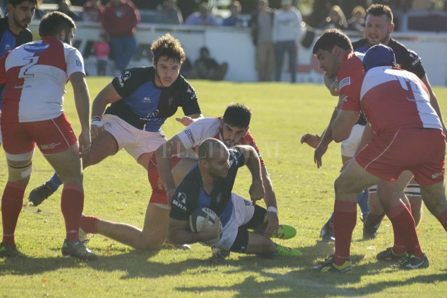 ELLITORAL_211565 |  Gentileza Gonzalo Pasquet Universitario de Santa Fe no logró encontrar la fórmula para salir del desorden que le propuso Provincial de Rosario y perdió un partido que puede resultar importante para sus futuras chances en el torneo.