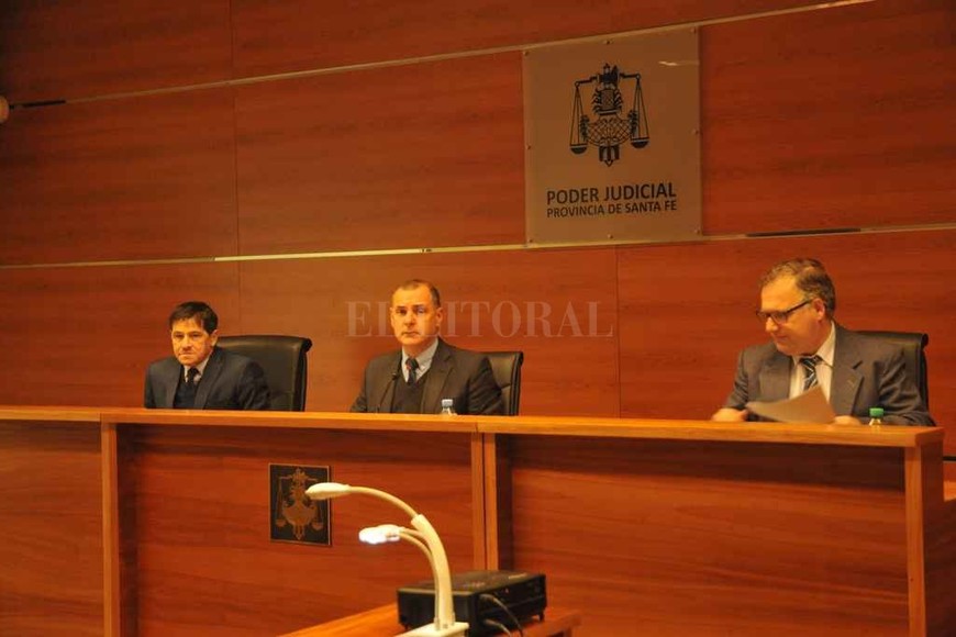 ELLITORAL_214427 |  Flavio Raina De espaldas, Maximiliano Ramón Díaz ingresa a la sala de juicio donde es asistido por la Defensa Pública.