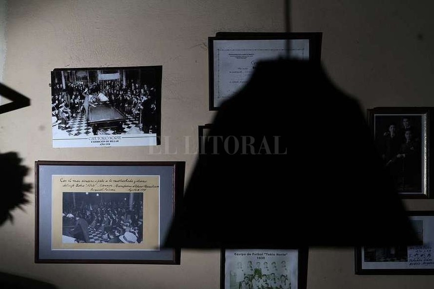 ELLITORAL_174360 |  Mauricio Garín A la izquierda (arriba), la foto de aquella exhibición de billar del campeón argentino Ezequiel Navarra. Y debajo, su dedicatoria al lugar.