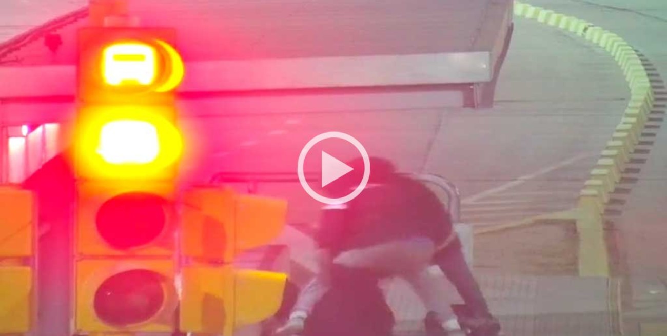 Video: así fue la brutal agresión a una oficial para robarle