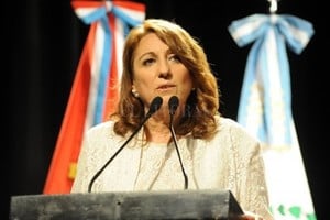 Archivo El Litoral La intendenta de Rosario no pudo convencer a su concejo de tomar un crédito de U$S 200 millones este año. Y tiene sus presupuestos en rojo.