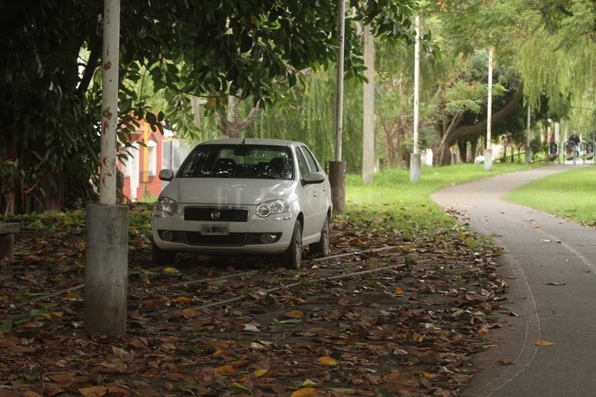 ELLITORAL_211509 |  Guillermo Di Salvatore Vélez Sarsfield y Derqui. Es difícil imaginar que junto a esta ciclovía se puede estacionar.