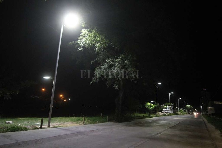 ELLITORAL_175307 |  Mauricio Garín El movimiento del Dique es muy intenso por las noches ya que funcionan varios salones de fiesta. Fue muy bienvenida la nueva iluminación que se terminó de colocar en estos días.