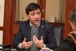 ELLITORAL_210381 |  Guillermo Di Salvatore Figueroa Escauriza, secretario de Gestión Pública, dijo que las niñas quieren permanecer juntas y encontrar una familia.