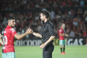 ELLITORAL_198777 |  Pablo Aguirre Una foto... ¿una predicción? Eduardo Domínguez le da la mano a Cristian Guanca, en medio del último partido de local con Talleres. Lo que en ese momento fue  una foto más  de las tantas que habitualmente archiva El Litoral para cada cobertura, ahora parece un verdadero anticipo: si bien nadie habla ?ni Vignatti ni Domínguez?, todo parece indicar que la relación de Colón con su DT está cada vez más fría pensando en renovar.
