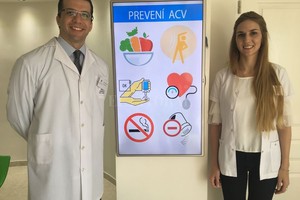 Archivo El Litoral ¿Cómo cuidarnos? El Dr. Hugo Valderrama, médico neurólogo Máster en Neurociencias, y la Lic. en Nutrición Caren Früh muestran una placa que resume las principales recomendaciones para prevenir un ACV.