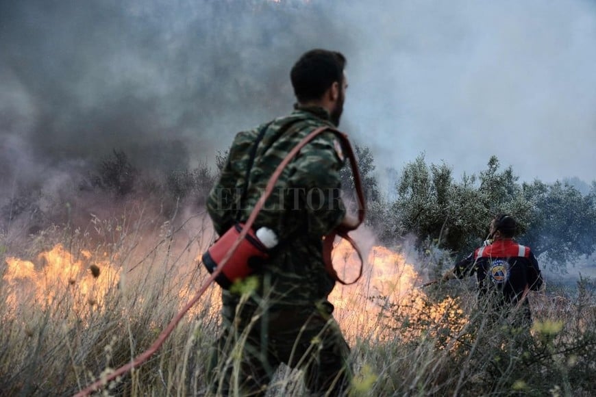 ELLITORAL_217643 |  DPA Los bomberos intentan extinguir las llamas en la región de Kinetta, 40 kilómetros al oeste de Atenas