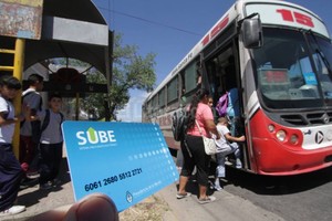 Mauricio Garín La Municipalidad continúa con la entrega gratuita al público en general de la tarjeta Sube, con la sola presentación del DNI, en el Palacio y los distritos. Ya la tramitaron 84.359 santafesinos, casi el 17 por ciento de la población.