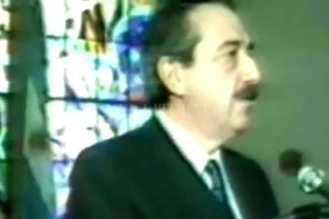 Archivo El Litoral Raúl Alfonsín, dirigiéndose a la feligresía en la iglesia Stella Maris. Tan importante como lo que dijo fue haberse decidido subir al estrado.