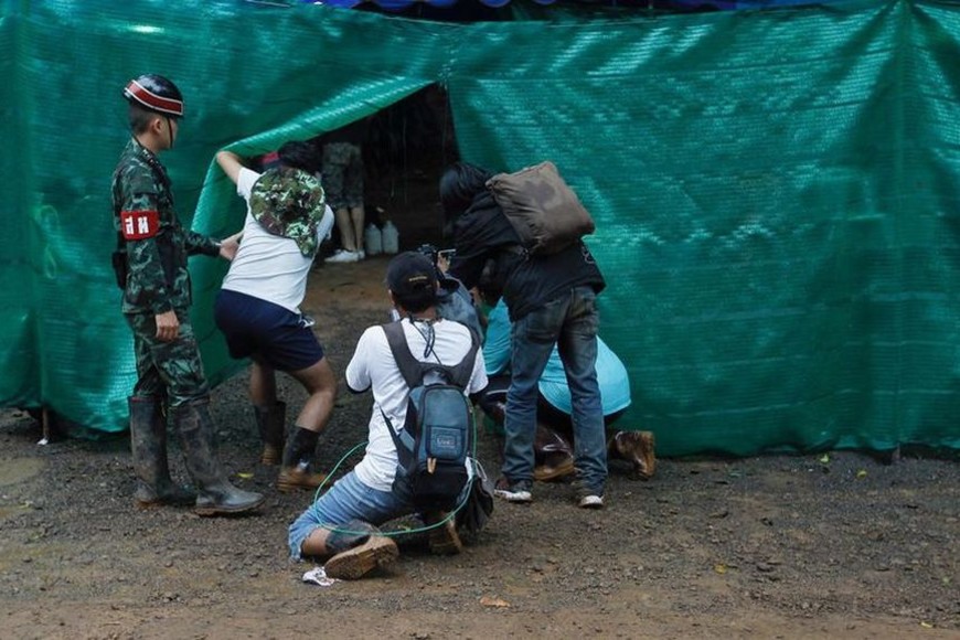 ELLITORAL_216426 |  Internet Periodistas tratando de fotografiar a los jóvenes rescatados.