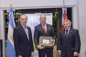 Gentileza Entrega de la distinción del Prosecretario Penno al Ingeniero Raimondi.