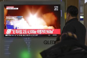 Seung Il Ryu/ZUMA Wire/dpa Un surcoreano mira en la televisión las noticias sobre el nuevo ensayo con un nuevo misil intercontinental realizado por Corea del Norte el 29/11/2017.