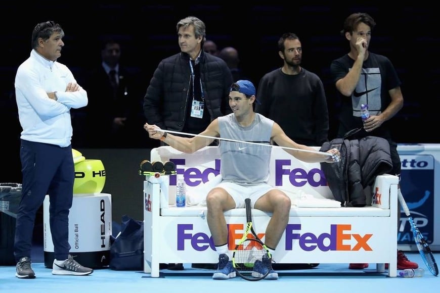 ELLITORAL_196114 |  JULIAN FINNEY GETTY Toni Nadal, Carlos Costa, Rafa Nadal, Rafael Maymó y Carlos Moyà, durante un entrenamiento en el O2 de Londres, la semana pasada.