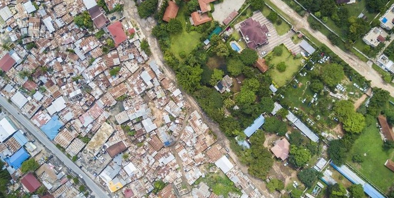 Un fotógrafo registró imágenes desde el aire donde se ve la desigualdad 