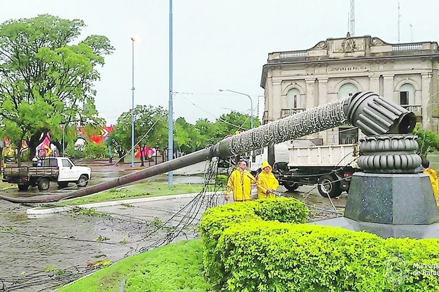 ELLITORAL_199348 |  El Litoral Por el piso. El mástil, símbolo de la ciudad, que fue arrasado por la tormenta databa del año 1932.