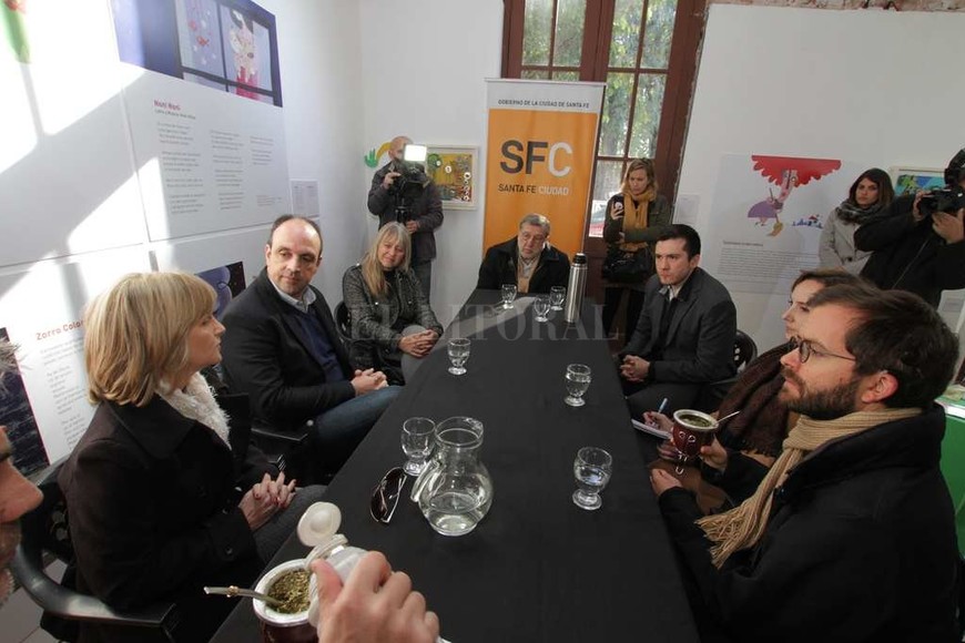 ELLITORAL_218486 |  Guillermo Di Salvatore. Reunión. Se llevó a cabo en dependencias del Mercado Progreso. Además de los funcionarios locales participó un representante del Ministerio de Hacienda nacional y dos miembros de la Agencia Francesa para el Desarrollo.