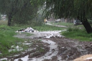 ELLITORAL_210749 |  Mauricio Garín Huellas. Los caminos por donde es imposible circular en la ciudad, tras 25 días de lluvia.