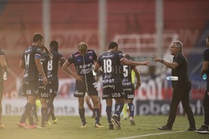 Matías Nápoli Madelón habla mientras los jugadores se refrescan. El calor fue muy intenso, pero el equipo mostró su intensidad habitual.