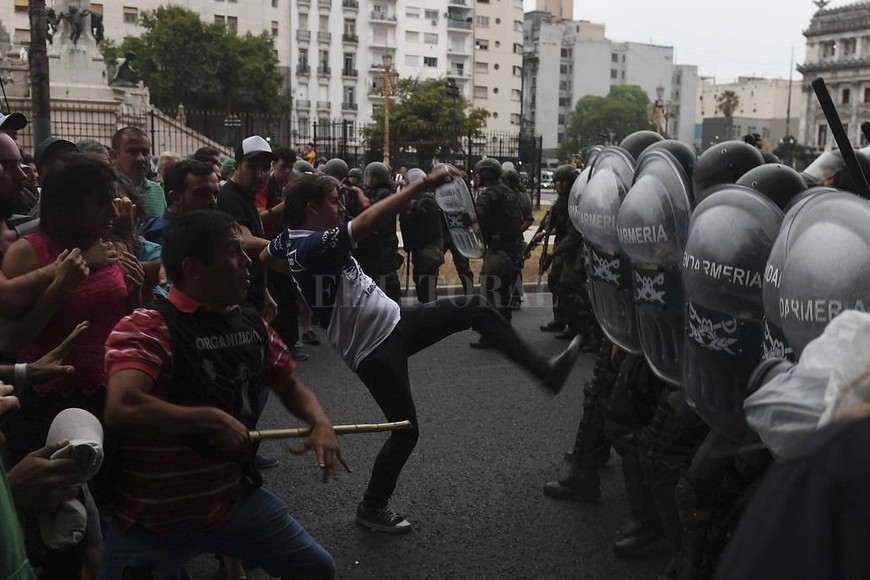 ELLITORAL_198238 |  Ramiro Gomez/telam/dpa Fuerzas de seguridad se enfrentan con manifestantes el 13/12/2017 en Buenos Aires, Argentina, durante una protesta contra los proyectos de reforma laboral y previsional del gobierno del presidente Mauricio Macri.