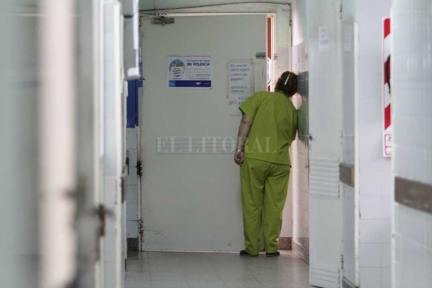 ELLITORAL_186735 |  Pablo Aguirre Guardia. Hoy, una de las mayores preocupaciones de los trabajadores del Cullen es la falta de barreras físicas que impidan el contacto cara a cara con familiares de pacientes que les recriminan y los hostigan a diario.