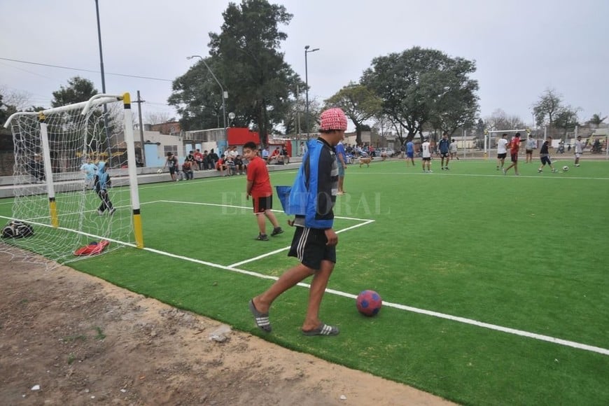 ELLITORAL_186009 |  Luis Cetraro ¡A jugar! Al fútbol, en la nueva cancha de césped sintétido, o en los juegos para todas las edades e inclusivos.