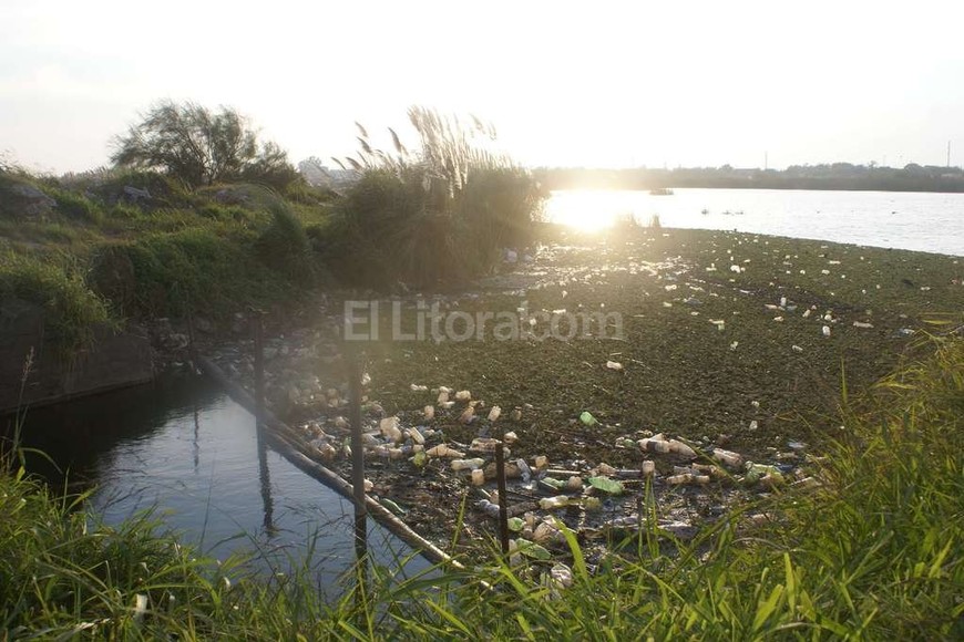 ELLITORAL_161213 |  Gentileza Betina Mariño En las recorridas, el equipo de la UNL también encontró muchos residuos flotando en los reservorios.