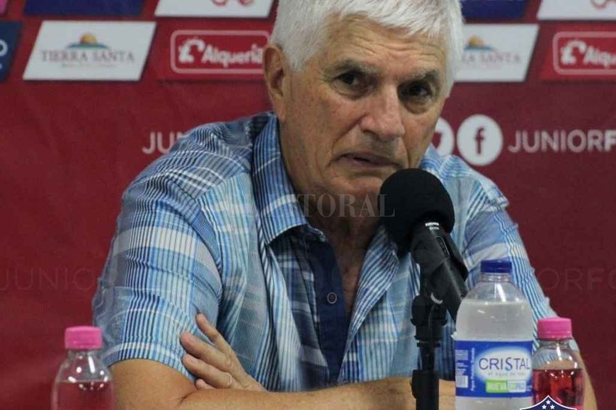 ELLITORAL_223886 |  El Litoral Julio Comesaña, el entrenador de Junior, que no conforme con saber que su equipo juega bien, le pide más  agresividad  a sus jugadores.