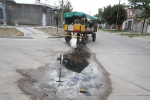 ELLITORAL_205864 |  Guillermo Di Salvatore Feo olor. Es el que se percibe en la zona, cuyo asfalto y cloacas son nuevos, pero tienen el problema de la emanación de líquidos.