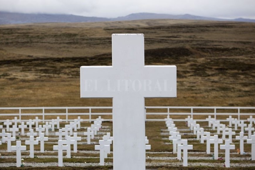 ELLITORAL_207394 |  Archivo El Litoral Las tumbas de los soldados argentinos, integradas al paisaje isleño.