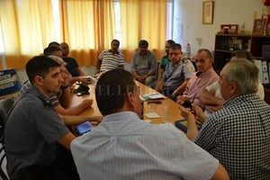 ELLITORAL_203334 |  Comuna de Sauce Viejo REUNIÓN. Imagen del encuentro realizado en la sede de la Comuna de Sauce Viejo, donde se trató la problemática de la seguridad en el distrito. Estuvieron presentes vecinalistas, autoridades policiales y representantes del gobierno comunal.