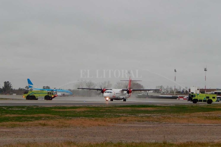ELLITORAL_217108 |  Twitter Aeropuerto Rosario El ATR 72-600 en la pista de Rosario