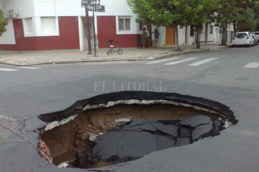 ELLITORAL_171730 |  Periodismo ciudadano El pozo que se abrió en Dorrego y Balcarce el domingo a la tarde