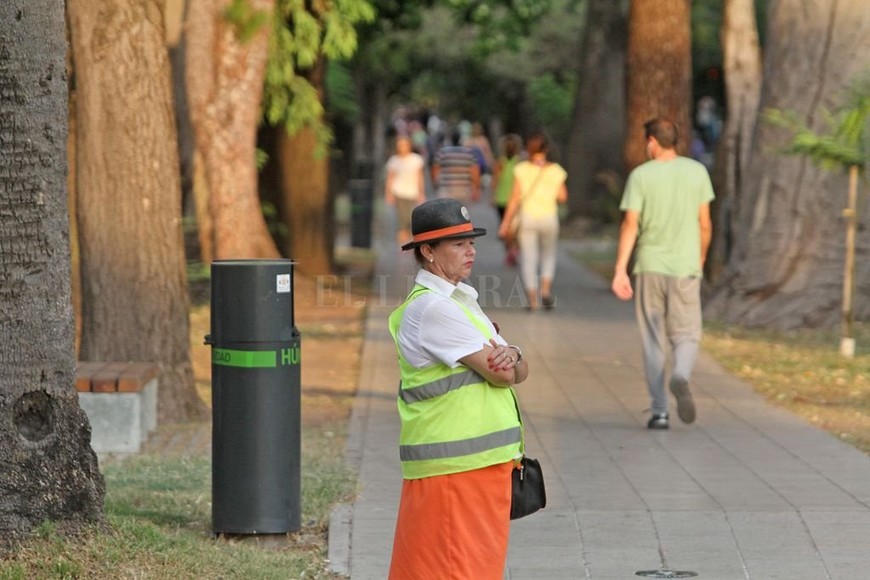 ELLITORAL_205600 |  Pablo Aguirre Intenso control. Los inspectores municipales están apostados a la mañana y a la tarde, advirtiendo a ciclistas que no pueden circular sobre sus rodados.