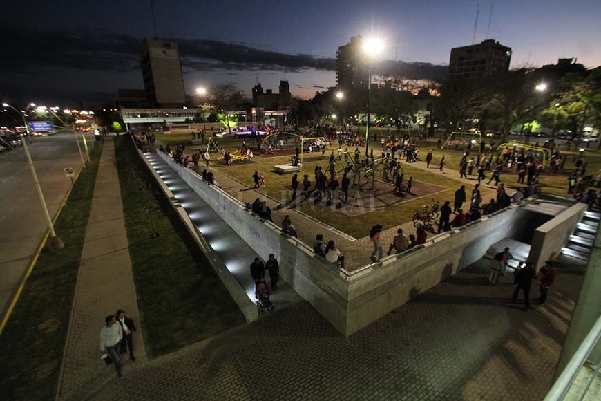 ELLITORAL_199259 | Mauricio Garín. El nuevo espacio verde tiene juegos para chicos y una nueva iluminación, entre otras mejoras.