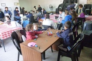 Agencia Santo Tomé Los chicos de la escuela rural 1301 fueron reubicados en la cocina centralizada de Santo Tomé. De 65 alumnos, sólo van 30 a clases.