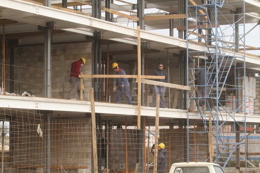 ELLITORAL_216211 |  Guillermo Di Salvatore En obra. El plazo de los trabajos, que se adjudicaron a la empresa Dinale, es de 420 días.